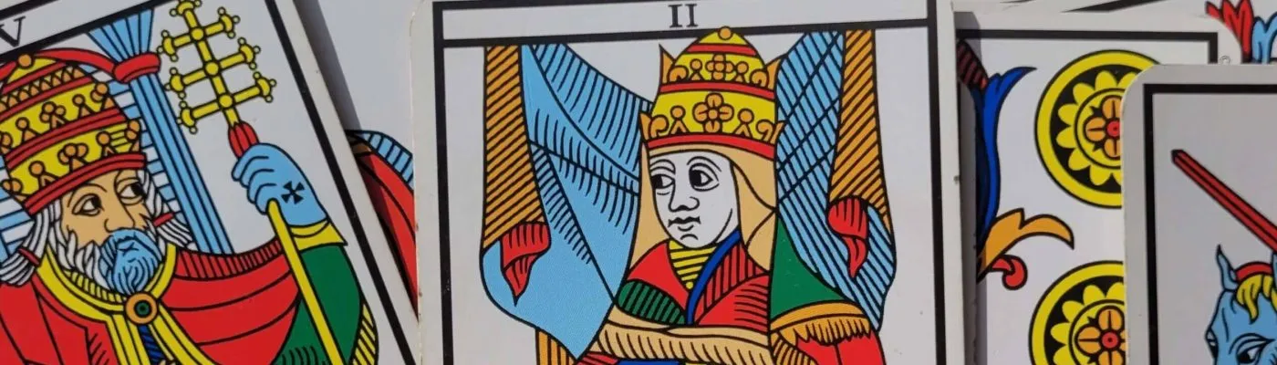 Cartas do Tarot de Marselha lado a lado, com O Papa em destaque