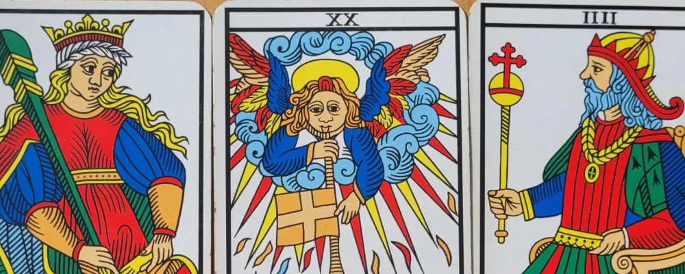 Três arcanos maiores do Tarot de Marselha lado a lado, com O Julgamento ao centro
